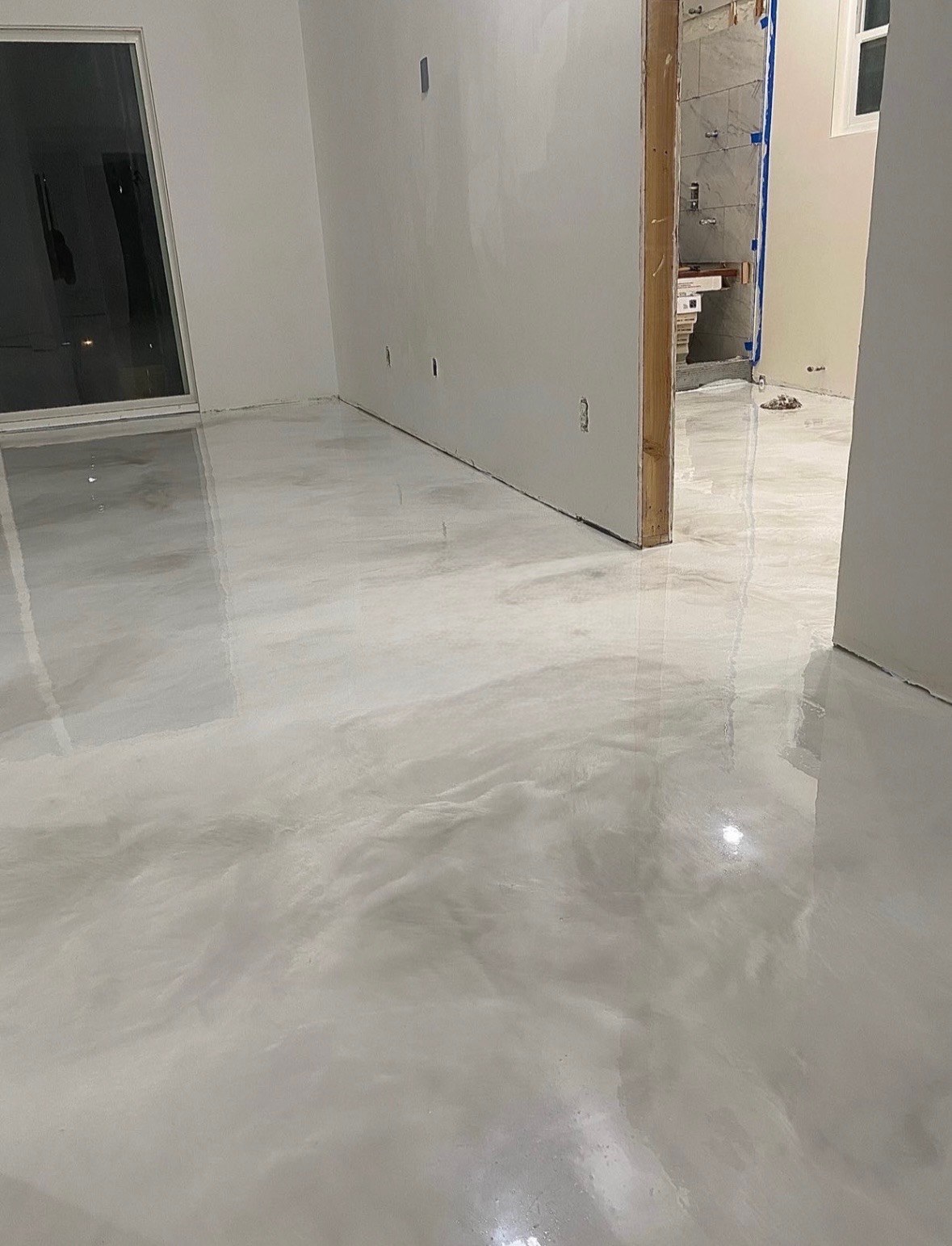 Light metallic epoxy floor by Calpoxy